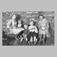 079-0050 Frau Lewerenz mit ihren Kindern im September 1942.JPG